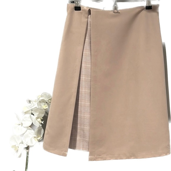 Dresses & Skirts - 🟢 BUNDLE SALE 2 for $20 - NWOT UNIQUE MODERN SKIRT perfect for the office